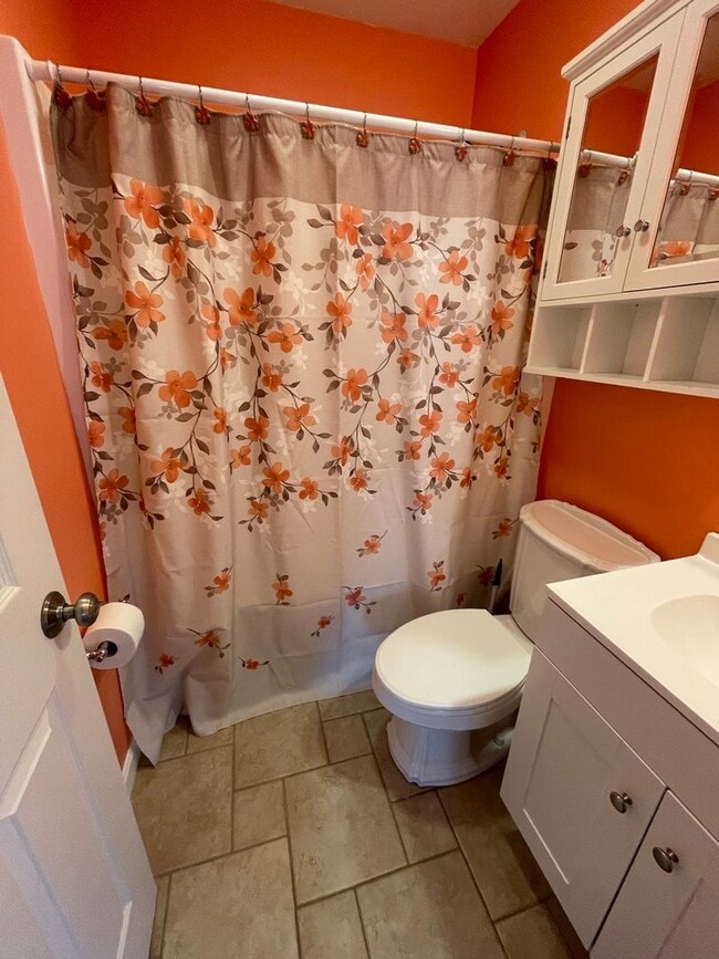 Building Photo - Single Family Home 2 bed For Rent in Quiet Neighborhood in SE Erie!