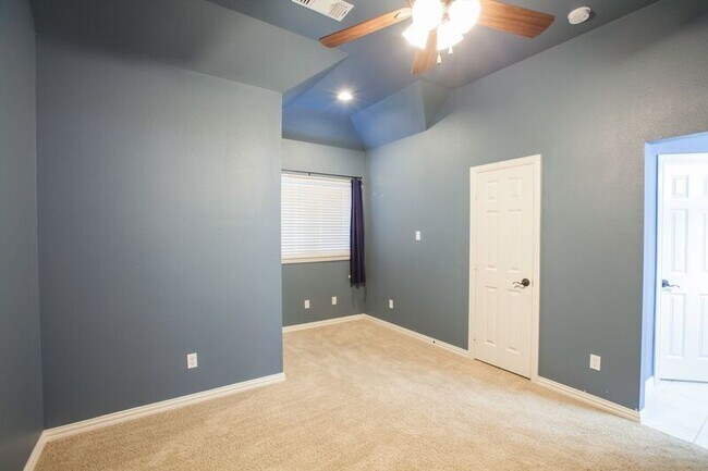 Building Photo - 8100 Rosemont Dr