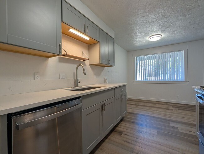 Building Photo - Newly Remodeled 2-Bedroom, 1-Bath Duplex in Thurston Area of Springfield!