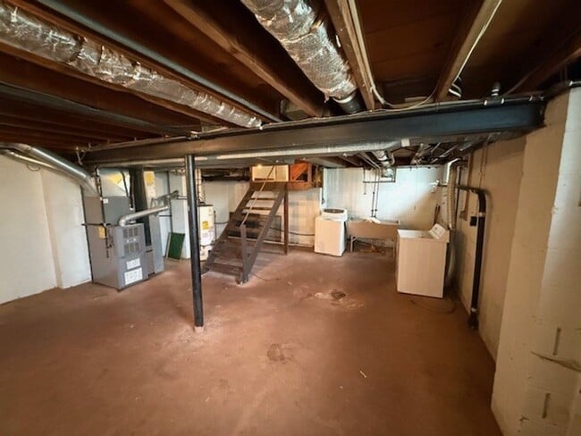 Building Photo - Charming 3 Bedroom Home with Fenced Yard &...