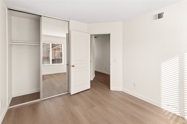 Building Photo - 51 Avanzare