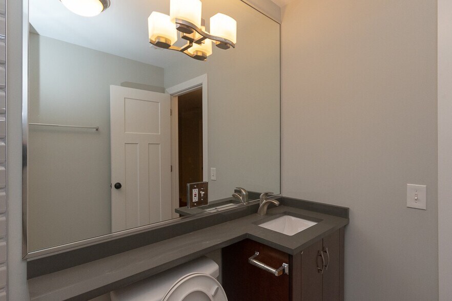 Building Photo - 562 W Arlington Pl