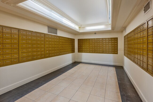 Building Photo - Sunny Renovated Studio w/Utilities Include...