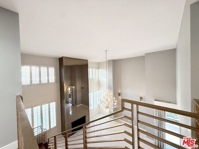 Building Photo - 121 S Palm Dr