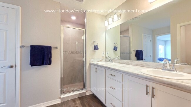 Building Photo - EXCEPTIONAL 3 BEDROOM/2 BATH HOME PLUS LARGE FENCED YARD! LONG TERM LEASE- UNFURNISHED!