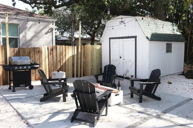 Building Photo - 102 W Emma St