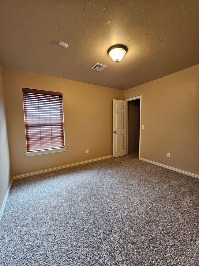 Building Photo - (3) Bed/(2) Bath in Tecumseh Ridge Avail Now!