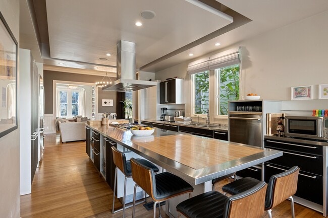 Building Photo - 2866 Pine St