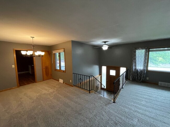 Building Photo - Beautiful 3 bedroom house