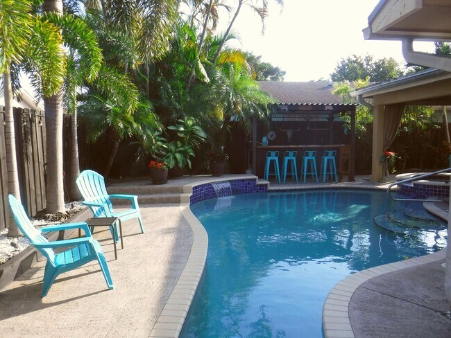 Building Photo - 1402 SW 25th Ave