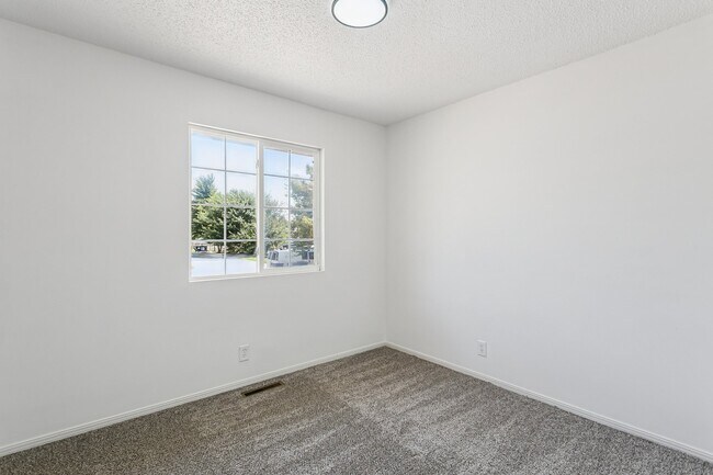 Building Photo - 4319 S Elizabeth Ave