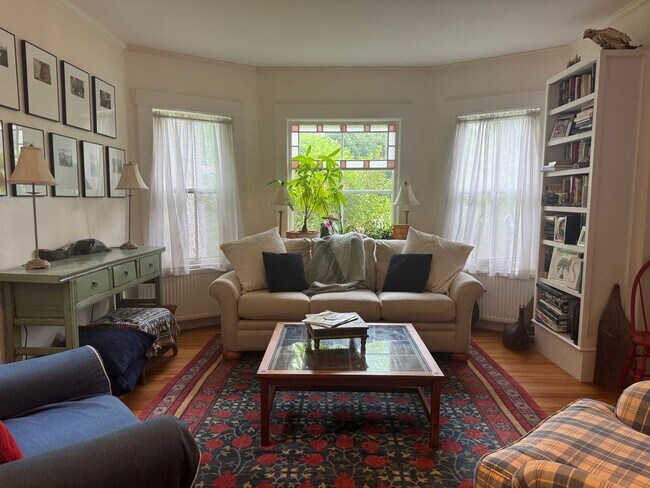 Building Photo - Short term- 4 Bedroom just two blocks from...