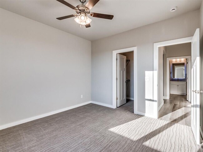 Building Photo - 2425 Rumble Ln