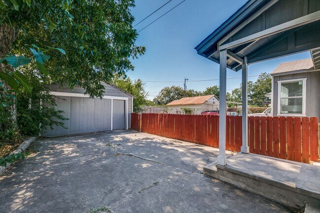 Building Photo - 3-BEDROOM HOME IN HIGHLAND PARK