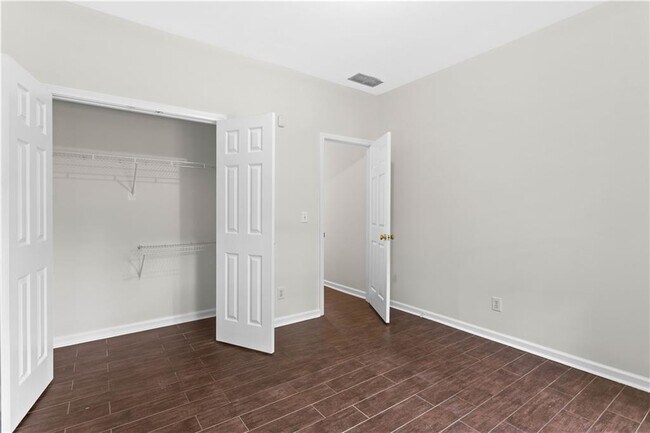 Building Photo - 965 Dogwood Park Dr