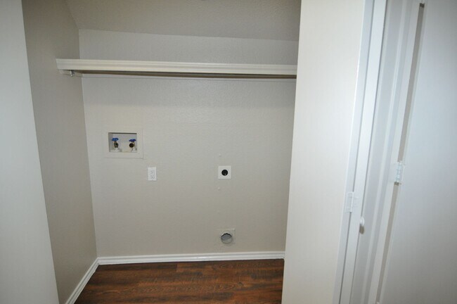 Building Photo - Welcome to this charming 3-2-2 in a quiet ...