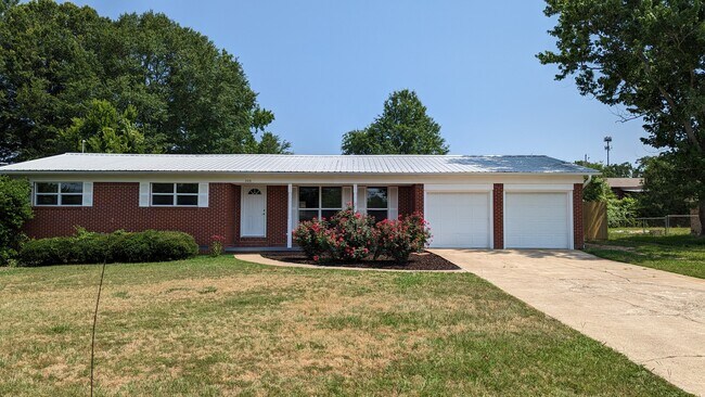 Primary Photo - 206 Mockingbird St