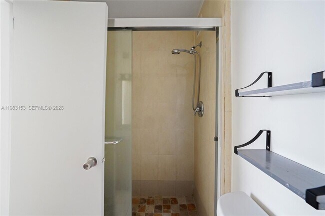 Building Photo - 2000 NE 135th St