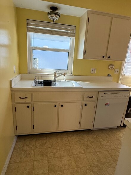 Light and bright kitchen with additional (more private) entrance from outside - 1110 Rue De Rois