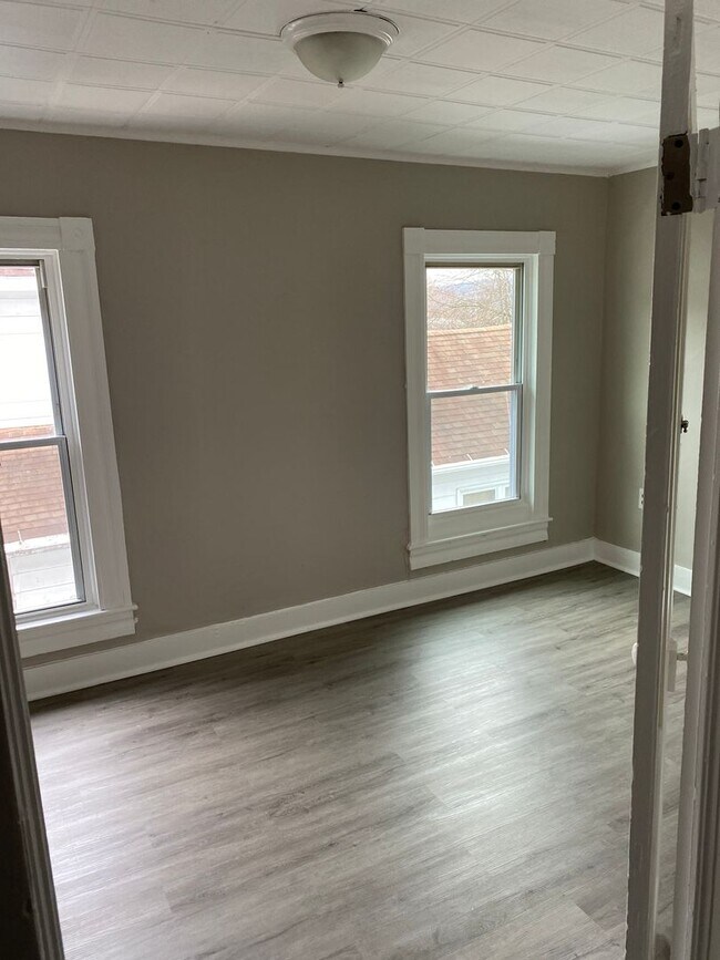 Building Photo - 137-137 Birkett St