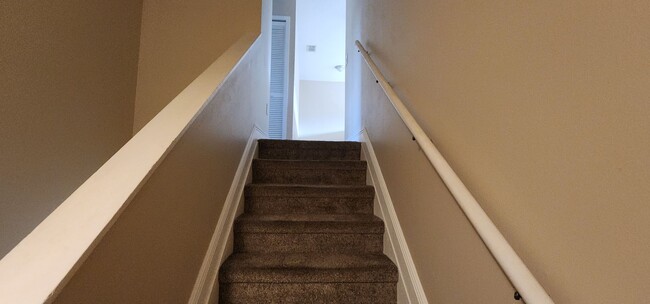 Building Photo - 3 Bedroom 2 Bath Lakefront Townhouse