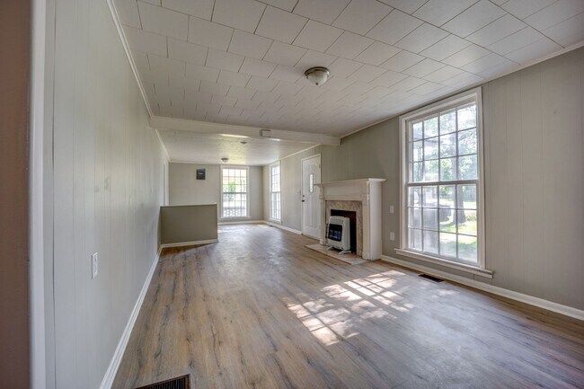 Building Photo - Freshly Updated 3 Bedroom Home