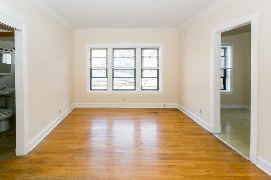 Building Photo - 2249 W Wilson Ave