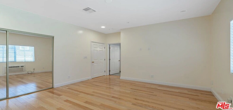 Building Photo - 2020 Hillcrest Dr