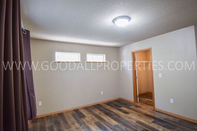 Building Photo - 3 Bedroom, 2.5 Bath 1 1/2 story first floor master suite -Townhome in Urbandale