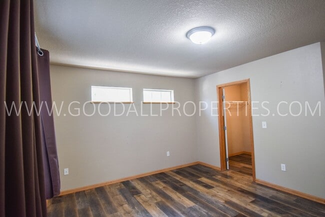 Building Photo - 3 Bedroom, 2.5 Bath 1 1/2 story first floor master suite -Townhome in Urbandale with 2-Car attach...