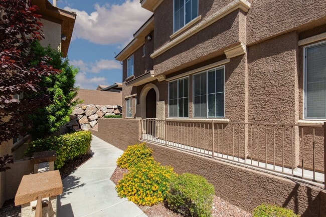 Building Photo - NW townhome with 2 car garage in gated community.