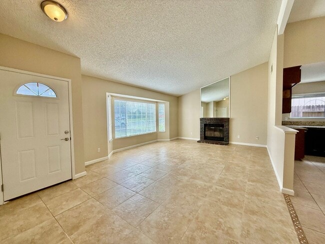 Building Photo - Charming home available Immediately