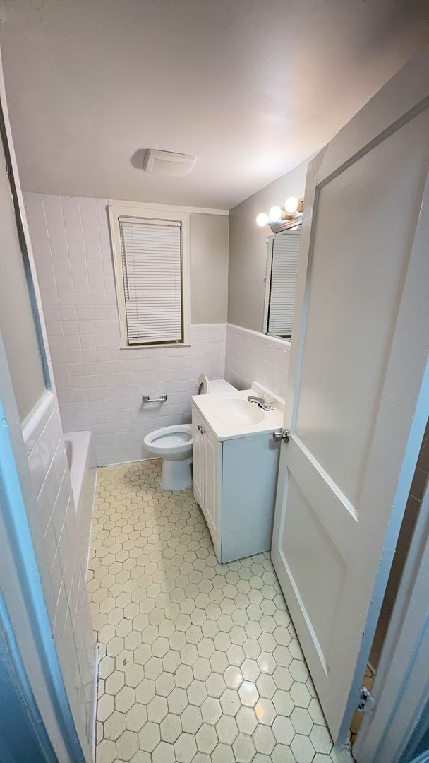 Building Photo - Beautifully Updated 4 bedroom 2 bath