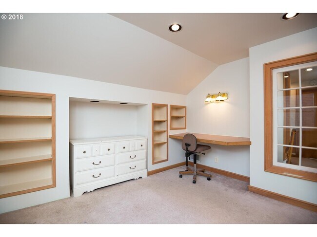 Building Photo - Hollywood District Home - 3 Bdrm 2 bths, 2290 sq. ft.