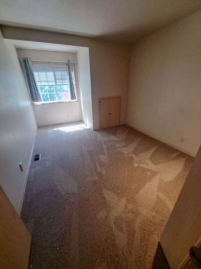 Building Photo - Stunning Home - Spacious Rooms !  Large yard