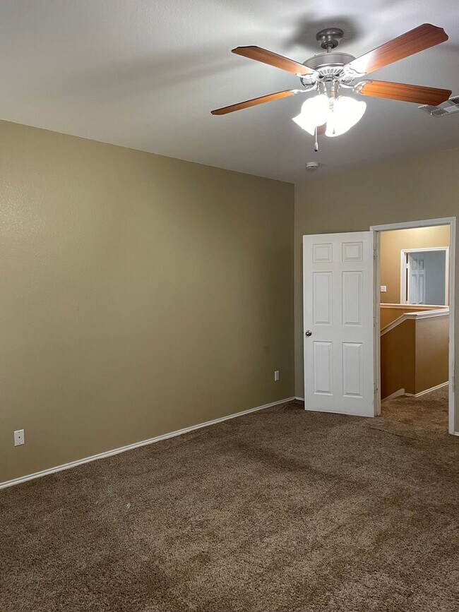 Building Photo - Available Now! Spacious & Well-Maintained ...