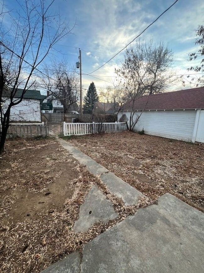 Building Photo - Charming 3bedroom, 1.5bathroom Home