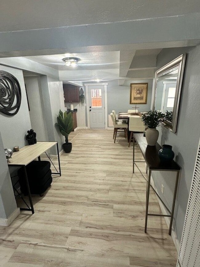 Building Photo - Nicely renovated 2Bd 2Ba house with large yard and pet friendly!! Available for a seasonal rental...