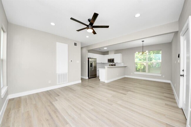 Building Photo - 819 E 40th St