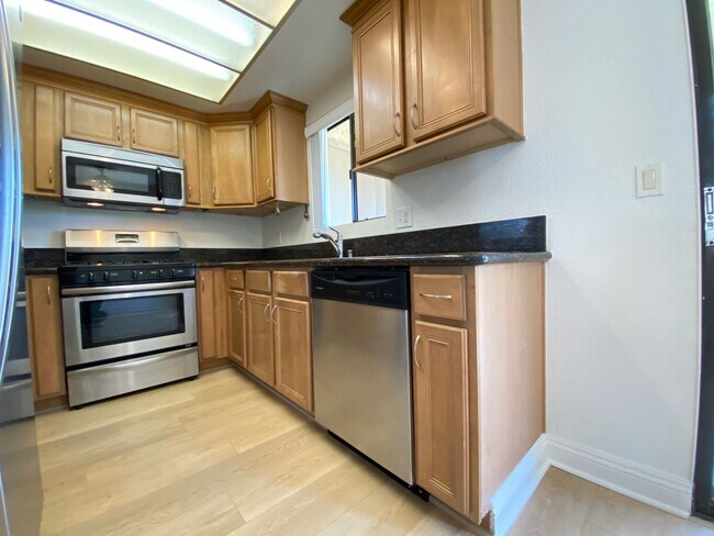 Building Photo - 2 Bedroom, 2 Bath, Downstairs Condo!