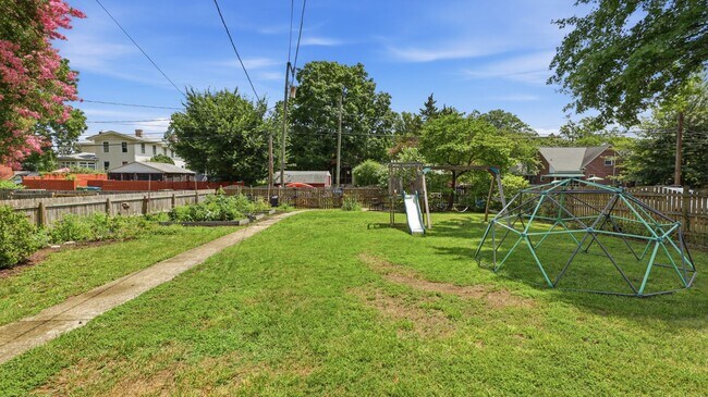 Building Photo - Heart of Woodland Heights just blocks from JRPS, Renovated 2BR / 1.5BA home with gardens