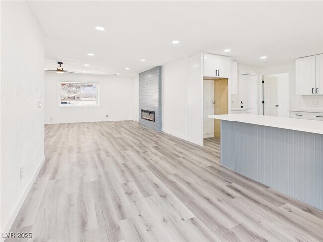 Building Photo - 5610 N Linda St