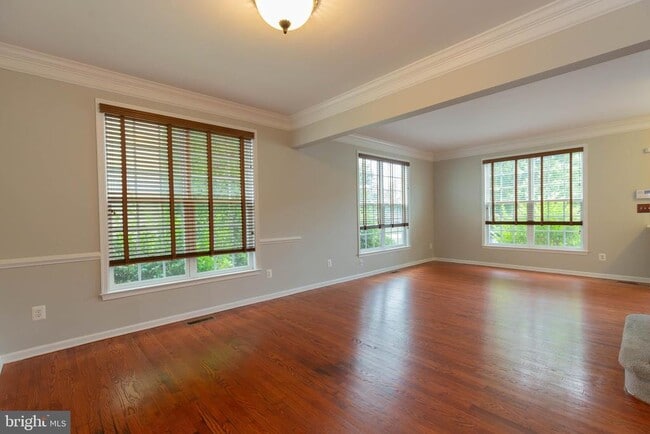 Building Photo - 305 Lewisburg Ln