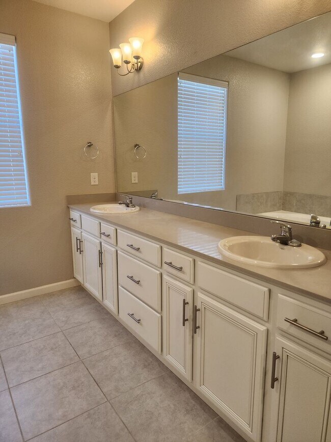 Building Photo - 3/2/2 Beautiful Home In Gardnerville Locat...