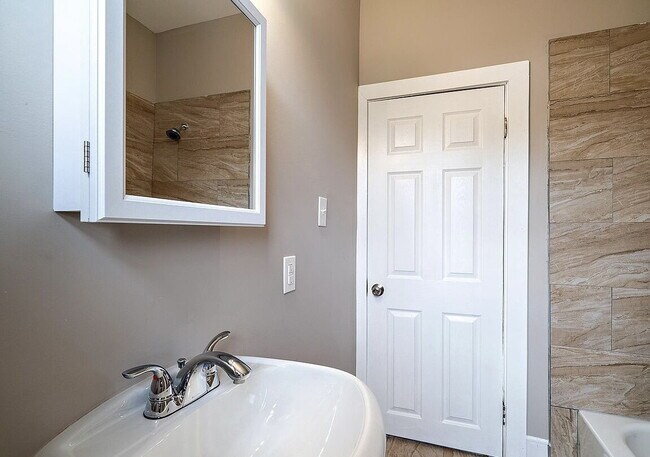 Building Photo - "Charming 3-Bedroom Haven with Elegant Gra...