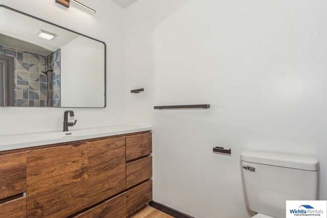 Building Photo - 2 bedroom 2 bath home