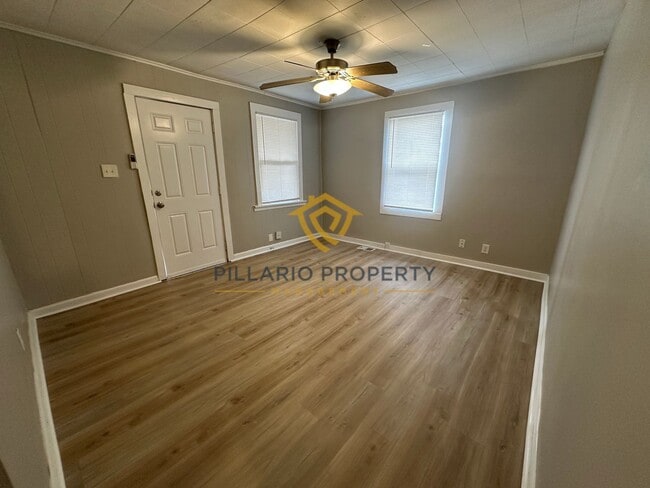 Building Photo - $500 OFF MOVE IN COSTS! MUST SEE UNITS! Close to Bethel Park, Updated 3 Bedroom/1 Bathroom with D...