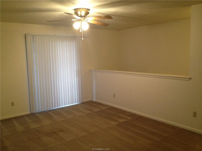 Building Photo - 906 Spring Loop