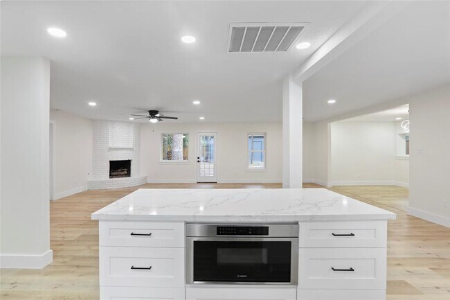 Building Photo - 1742 Hill Top Ln