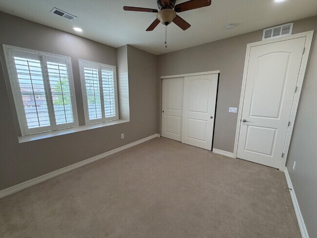 Building Photo - "Luxurious 5-Bedroom Haven in Broomfield with Stunning Granite Finishes & Cozy Fireplace!"
